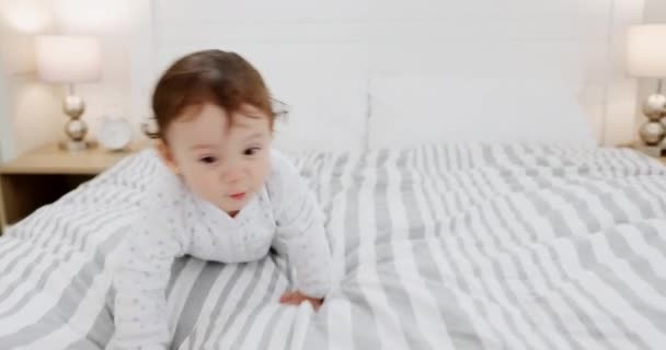 Bebé Arrastrándose Cama Crecimiento Aprendizaje Con Ayuda Las Manos Los — Vídeos de Stock