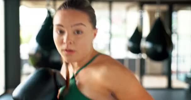 Πυγμαχία Σπορ Και Καρδιο Μια Γυναίκα Μαχητής Punching Χτύπημα Χτύπημα — Αρχείο Βίντεο
