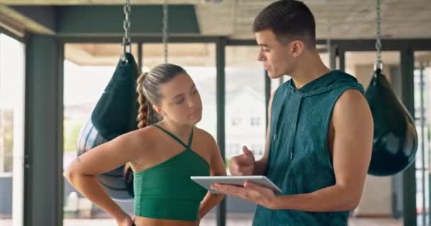 教练和妇女计划锻炼 谈论和讨论健康 健康和健身在健身房 数码设备 训练员和女运动员进行日常锻炼或训练时的谈话 — 图库视频影像
