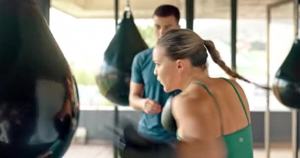 Coach Kvinde Boksesæk Træning Træning Tale Fitnesscenter Sundhed Wellness Fitness – Stock-video
