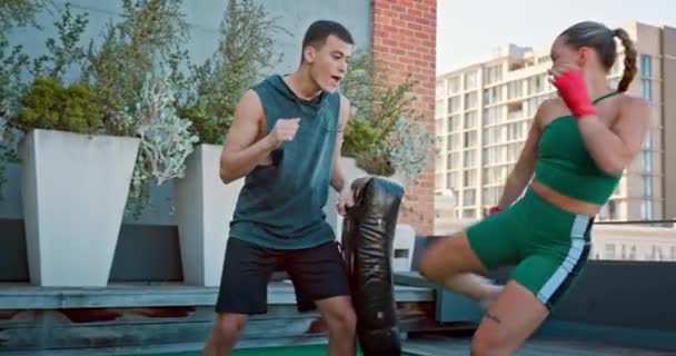 Kickboxing Livre Boxeador Treinador Com Fitness Boxe Telhado Defesa Pessoal — Vídeo de Stock