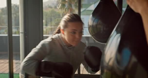 ボクサー 女性と運動のためのパンチングバッグ 健康とジムでのトレーニングやワークアウト 若い女性と健康的なアスリートの練習 競争とフィットネスが強い — ストック動画