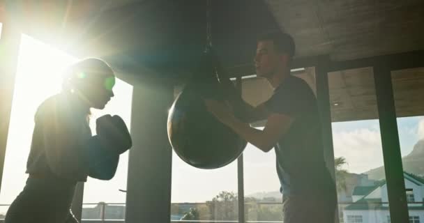 Fitness Mulher Boxeador Alta Cinco Com Personal Trainer Para Treinamento — Vídeo de Stock