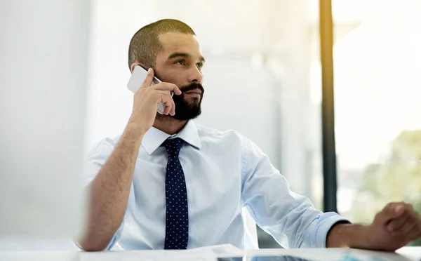 Keeping His Clients Loop Young Businessman Talking Phone While Working — Stock Photo, Image