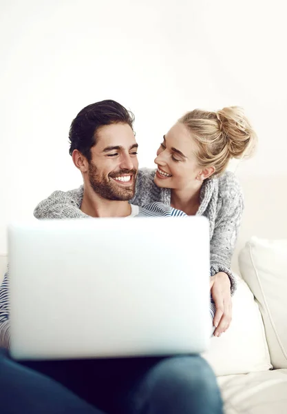 Can Borrow Laptop Bit Young Couple Using Laptop Sofa Home — Stock Photo, Image