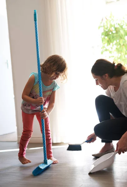 Van Huishoudelijk Werk Een Teamwork Maken Een Moeder Dochter Vegen — Stockfoto