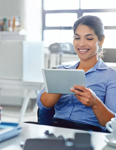 Positivität Führt Produktivität Eine Junge Geschäftsfrau Mit Einem Digitalen Tablet — Stockfoto