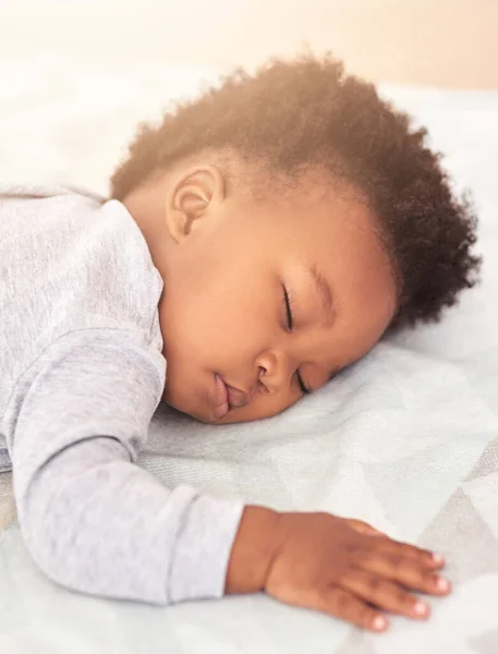 Szép Álmokat Egy Kisfiú Alszik Ágyon — Stock Fotó