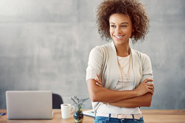Sukses Tersenyum Pada Bisnisnya Seorang Wanita Muda Berdiri Kantor Rumahnya — Stok Foto