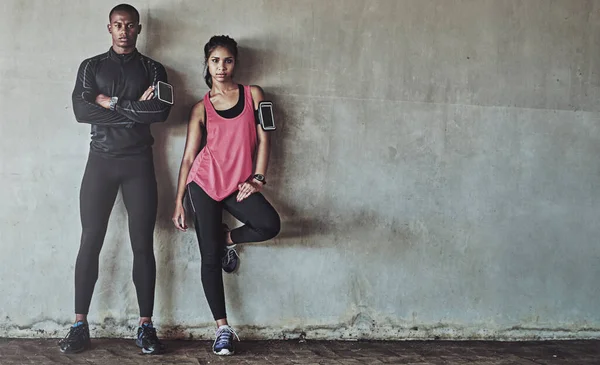 说到健康和激烈 一对年轻的运动型夫妇在户外一起锻炼的肖像 — 图库照片