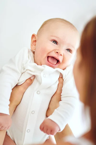 Drobná Požehnání Dělají Života Radost Milující Matka Nosí Svého Chlapečka — Stock fotografie