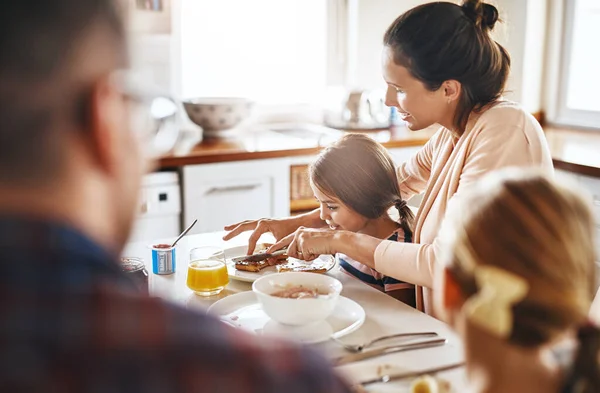 Mamá Sabe Cómo Gusta Brindis Una Familia Disfrutando Del Desayuno — Foto de Stock