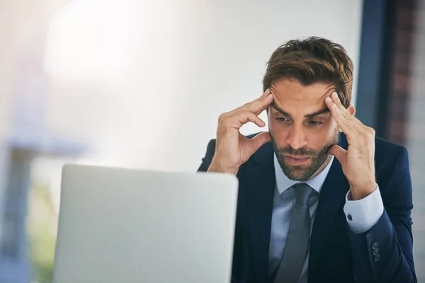 Demasiados Prazos Estão Chegar Jovem Empresário Olhando Estressado Enquanto Trabalhava — Fotografia de Stock