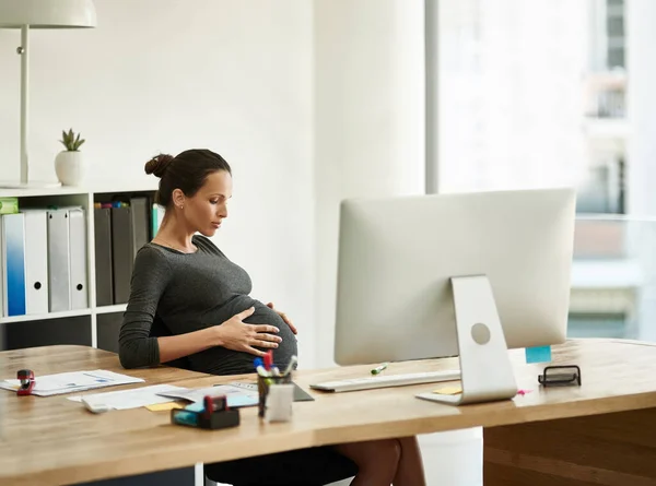 Pracovní Den Zvětšuje Těhotná Podnikatelka Sedící Stolem Své Kanceláře Držící — Stock fotografie