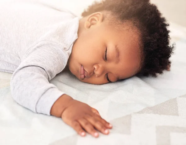Dormir Como Bebé Menino Dormindo Uma Cama — Fotografia de Stock