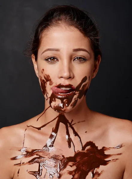 Některé Věci Stojí Roztavit Atraktivní Mladá Žena Pokrytá Roztavenou Čokoládou — Stock fotografie