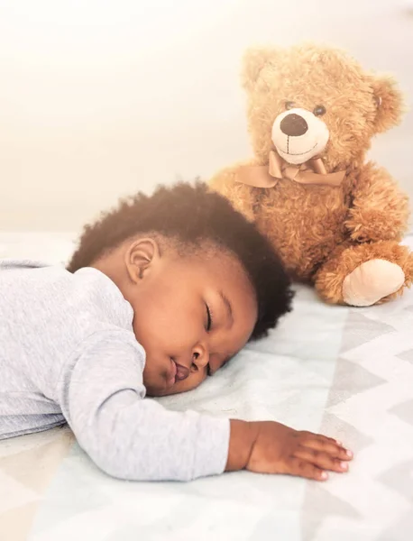 Teddy Pilnuje Kiedy Śpi Mały Chłopiec Śpiący Łóżku — Zdjęcie stockowe