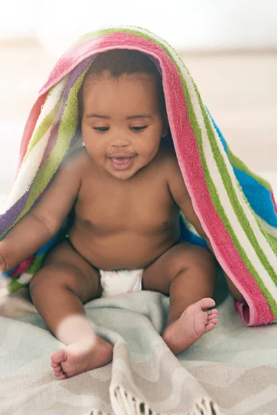 Такая Сладкая Малышка Очаровательная Маленькая Девочка Покрытая Разноцветным Одеялом Дома — стоковое фото