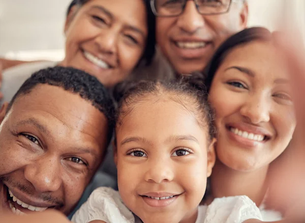 Ευτυχισμένη Οικογένεια Πορτρέτο Και Χαμόγελο Για Σπίτι Selfie Μαζί Χαλαρώνοντας — Φωτογραφία Αρχείου