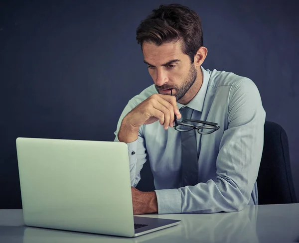 ビジネスの世話をする ノートパソコンの前の机に座っている若い企業のビジネスマンが — ストック写真