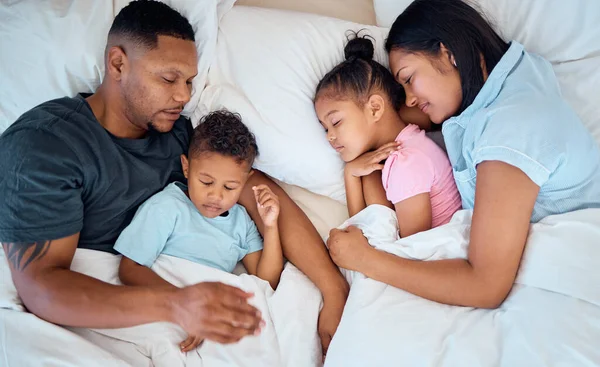 Family Sleeping Bed Together Love Care Parents Children Family Home — Stock Photo, Image