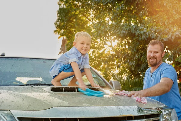 Limpiamos Como Equipo Retrato Padre Hijo Lavando Coche Juntos — Foto de Stock