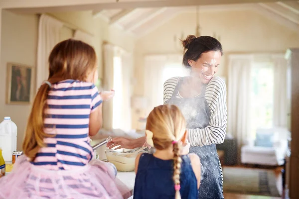 Hun Keuken Gevuld Met Liefde Plezier Twee Kleine Meisjes Hebben — Stockfoto