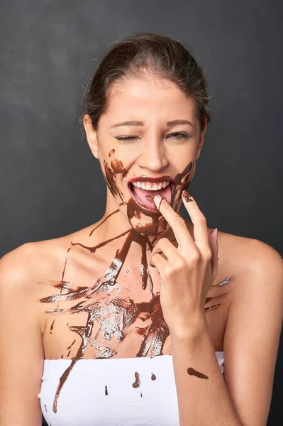 Ela Uma Amante Chocolate Estúdio Tiro Uma Jovem Atraente Sendo — Fotografia de Stock