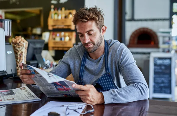 Nadrabiam Zaległości Przystojny Młody Mężczyzna Siedzi Kawiarni Czytając Gazetę — Zdjęcie stockowe