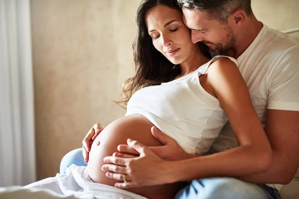 Espero Con Interés Nueva Adición Marido Una Mujer Embarazada Sentados —  Fotos de Stock