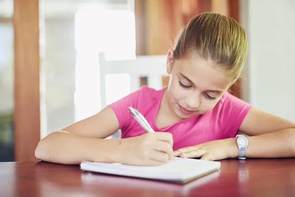 物事のメモを作る テーブルで本を書いている若い女の子の肖像画 — ストック写真