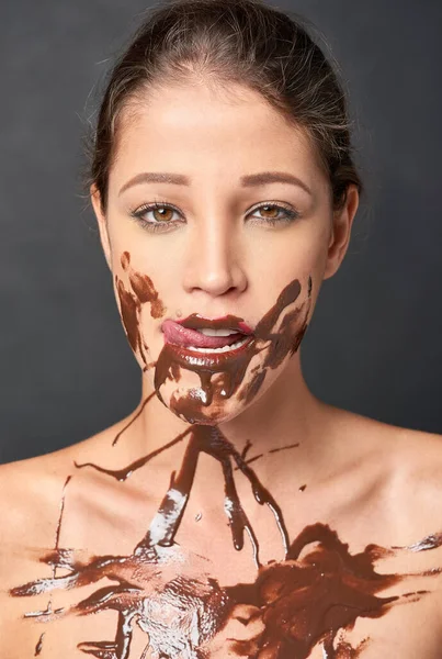 Milovnice Čokolády Studio Záběr Atraktivní Mladé Ženy Která Pokoušena Něčím — Stock fotografie