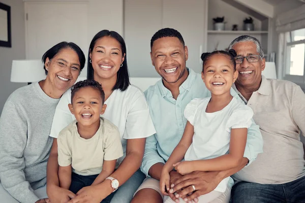 祖父母 家庭における家庭と家庭の関係と絆を描いた幸福の肖像画です 幸せな大きな家族と笑顔を一緒に過ごす質の高い時間 — ストック写真