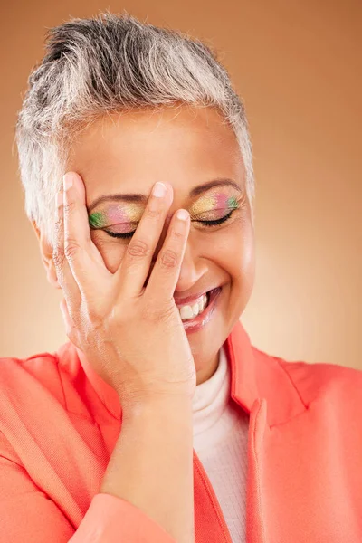 Kobieta Twarz Ręka Makijażem Urodą Kreatywne Kolorowe Szczęśliwym Dojrzałym Modelem — Zdjęcie stockowe