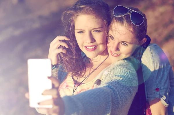 Catturare Momenti Migliori Amici Due Ragazze Adolescenti Che Fanno Selfie — Foto Stock