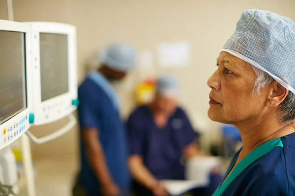 Szemmel Tartom Pácienseit Egy Sebész Aki Monitorra Néz Egy Műtőben — Stock Fotó