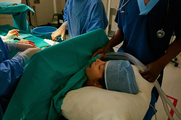 Trabajando Juntos Para Mejorarla Equipo Cirujanos Que Realizan Una Cirugía —  Fotos de Stock