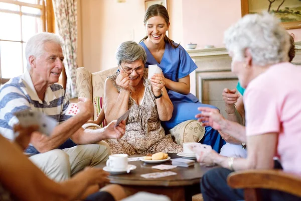 Zwycięzcy Idą Łupy Grupa Szczęśliwych Seniorów Grających Karty Domu Spokojnej — Zdjęcie stockowe