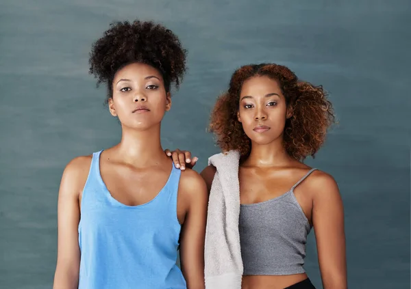 Fitness Vårt Huvudfokus Studio Porträtt Två Unga Kvinnor Efter Yogaklassen — Stockfoto