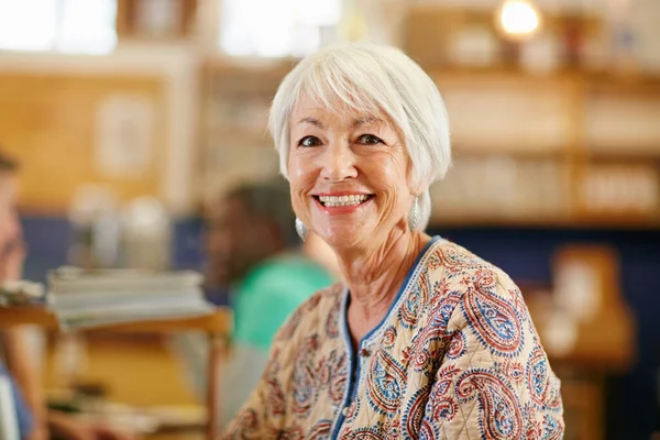 Συνταξιοδότηση Δεν Μπορούσε Γίνει Καλύτερη Πορτρέτο Μιας Χαμογελαστής Ηλικιωμένης Γυναίκας — Φωτογραφία Αρχείου