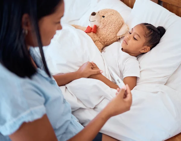 Enfermo Termómetro Madre Ayudando Niño Cama Atención Médica Control Virus —  Fotos de Stock