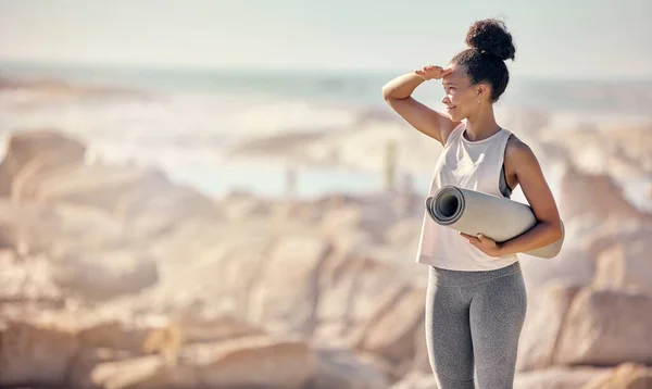 Ejercicio Fitness Esterilla Yoga Mujer Negra Playa Preparándose Para Hacer —  Fotos de Stock