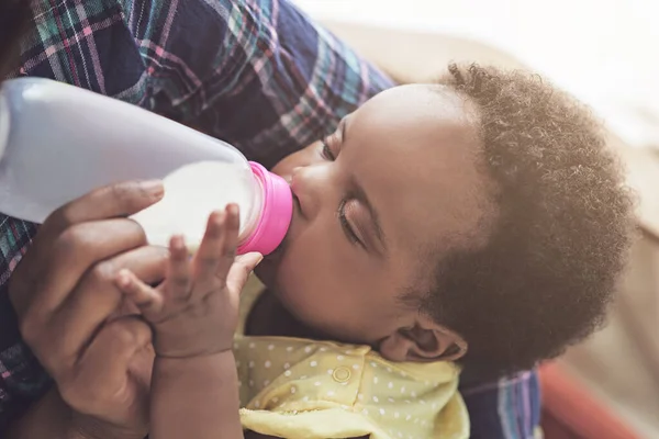 Upewniam Się Dostanie Pożywienie Którego Potrzebuje Rosnące Dziecko Matka Karmiąca — Zdjęcie stockowe