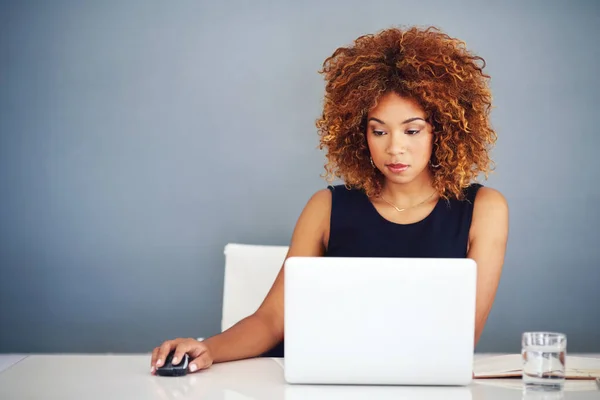Başarılı Bir Kadını Olmak Odaklanma Kararlılık Tutku Gerektirir Dizüstü Bilgisayarında — Stok fotoğraf