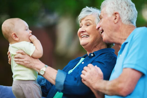 Przynosi Radość Rodzinie Para Seniorów Spędzająca Czas Swoim Wnukiem — Zdjęcie stockowe