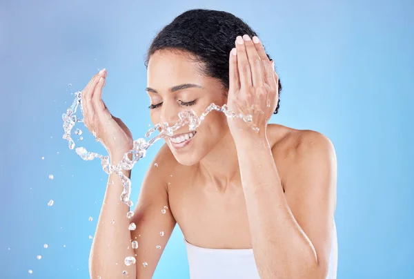 Air Percikan Dan Skincare Wanita Studio Untuk Pembersihan Wajah Kesehatan — Stok Foto