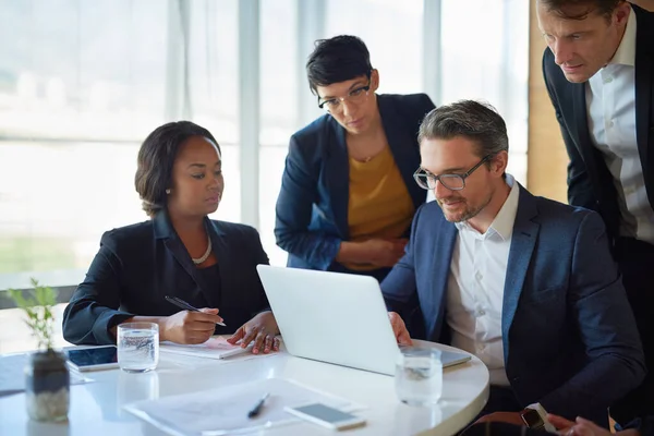 Trabalhar Equipa Quatro Empresários Corporativos Que Trabalham Sala Reuniões — Fotografia de Stock