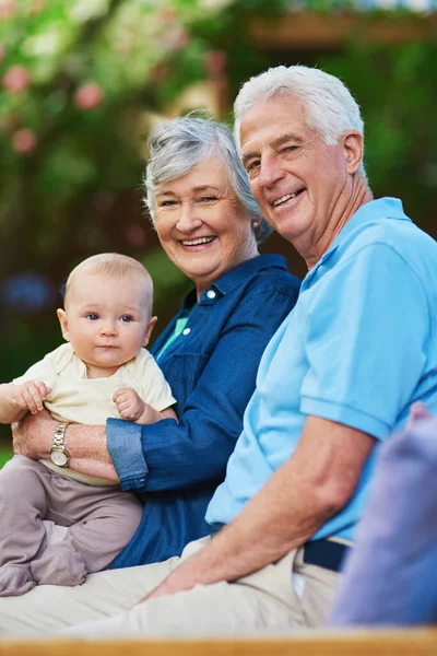 Boldogság Nagyszülőnek Lenni Egy Idős Pár Akik Unokájukkal Töltik Idejüket — Stock Fotó