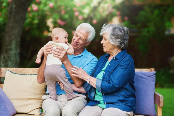 Život Prostě Lepší Vnoučaty Starší Pár Tráví Čas Svým Vnukem — Stock fotografie
