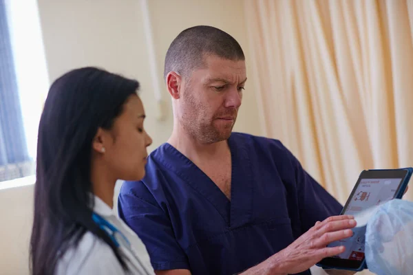Bak Şimdi Tüm Cevaplarını Buraya Yazabilirsin Hastanede Çalışan Bir Doktor — Stok fotoğraf